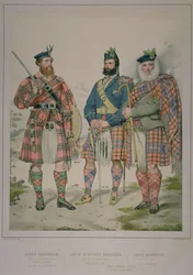 Triple retrato de John Chisholm, Colin Stewart Cameron y John Cameron, hombres del Clan Chisholm y Clan Cameron, publicado en The Highlander of Scotland de 1870, 1869